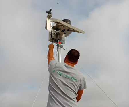 Tecnico De Agrojardin Instalando Jpgmejorada