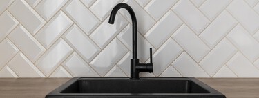 Una solución compacta para cocinas pequeñas: el escurreplatos enrollable de Carrefour