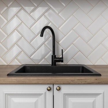 Una solución compacta para cocinas pequeñas: el escurreplatos enrollable de Carrefour