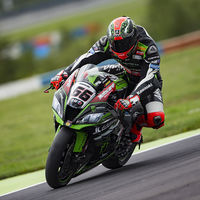 Tom Sykes se autoregala la Superpole 2 en Alemania en el día de su cumpleaños