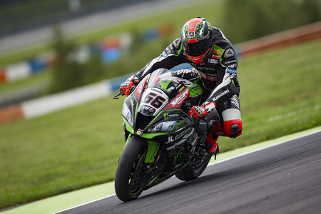 Tom Sykes se autoregala la Superpole 2 en Alemania en el día de su cumpleaños