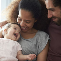 Abrazar, cantar y mirar mucho a tu bebé: las recomendaciones de la OMS para mejorar su desarrollo