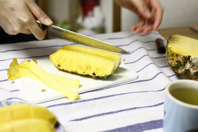 Cómo cortar y servir una piña fácilmente de varias formas diferentes ...
