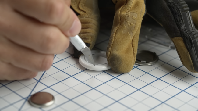 El youtuber abriendo el airtag con un cutter