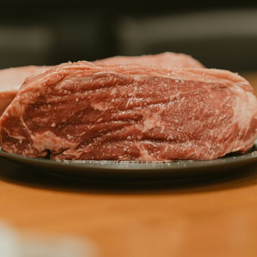 Dos sartenes y 15 minutos: el método del sándwich que acelera la descongelación de la carne