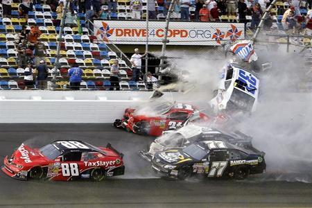 Aparatoso accidente en la Nascar deja 28 espectadores heridos