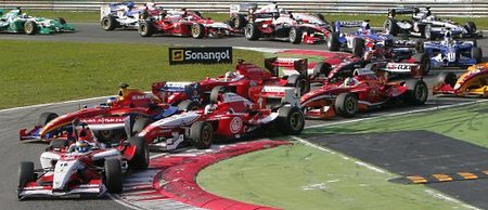 sf_sebastien-bourdais-liderando-la-salida-de-la-primera-carrera-en-monza-2009.jpg