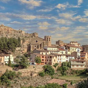 Casas de piedra, balcones de madera y calles medievales: así es el nuevo pueblo más bonito de España incrustado en un acantilado