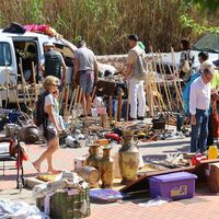 Este encantador mercadillo de antigüedades recorre la ribera de un río y es una parada obligatoria si visitas Alicante
