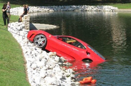 Un Ferrari F430 con humedad al 100%