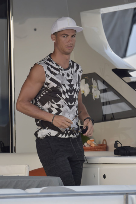 Varios gatitos mueren al ver los looks de Cristiano Ronaldo en sus vacaciones