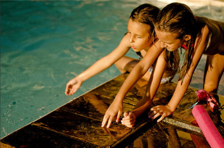 El exceso de cloro en las piscinas aumenta las posibilidades de que los niños desarrollen síntomas de asma
