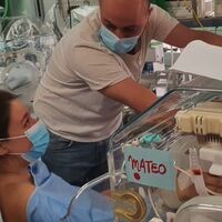 Montan un operativo para que una madre ingresada en la UCI pudiera conocer y tocar a su bebé recién nacido  