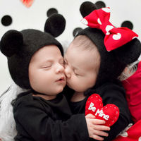 La preciosa sesión de fotos de un par de bebés como Minnie y Mickey con motivo de San Valentín 
