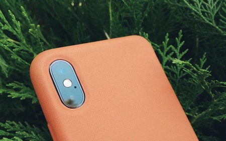 カメラと前面の端の両方で、ケースはガラスを保護するためにわずかに突き出ています。