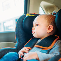 Nunca dejes un niño solo dentro del coche, aunque no haga calor: al sol, en 30 minutos la temperatura interior se duplica