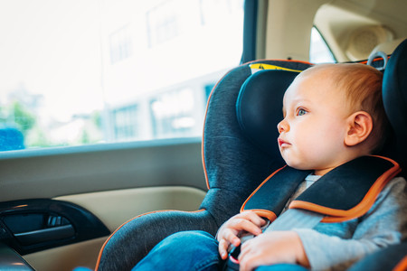 Nunca dejes un niño solo dentro del coche, aunque no haga calor: al sol, en 30 minutos la temperatura interior se duplica