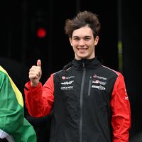 Se llama Oliver Bearman, tiene 20 años, es la nueva joya de Ferrari en la F1 y podría jubilar pronto a Lewis Hamilton