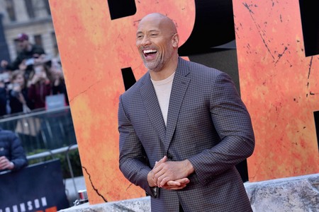 Dwayne Johnson demuestra que para andar de fresco sólo necesitas una camiseta (bajo el traje)