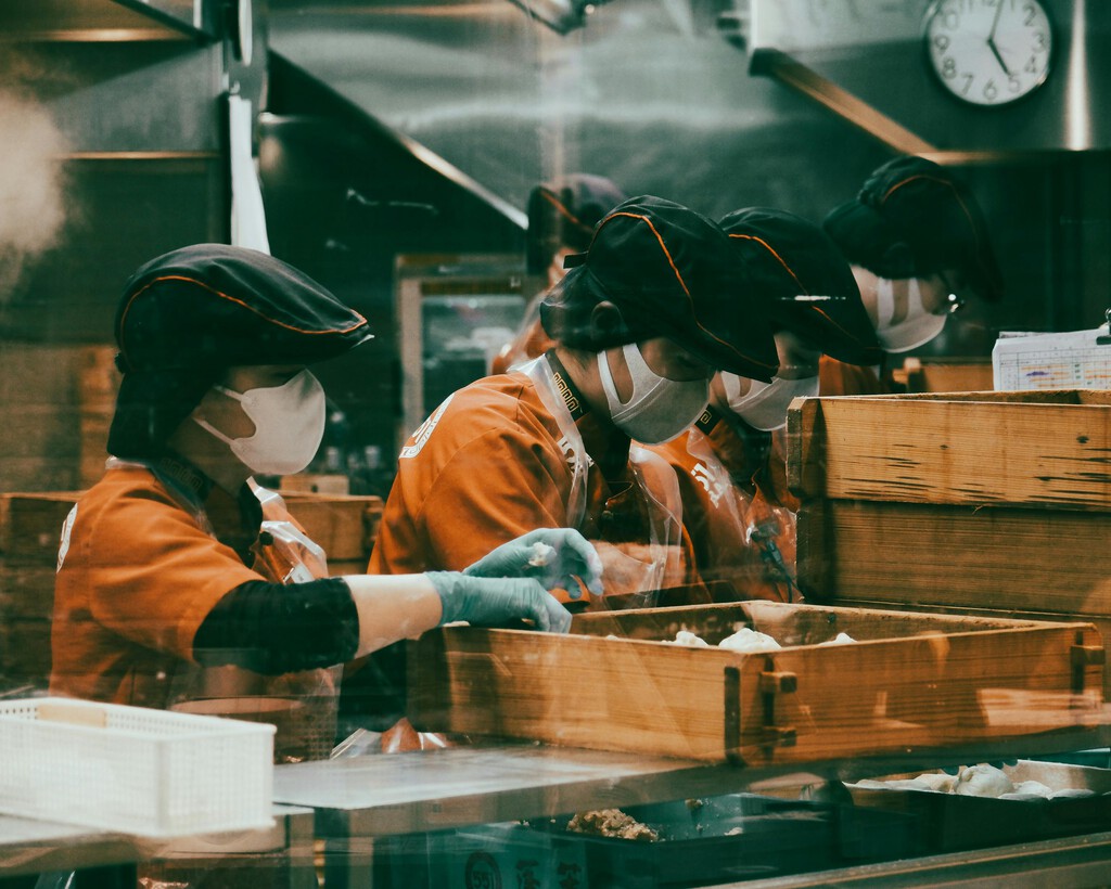 La falta de mano de obra lleva a Japón a hacer lo impensable: pagar igual a las mujeres . Noticias en tiempo real