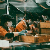 La falta de mano de obra lleva a Japón a hacer lo impensable: pagar igual a las mujeres 