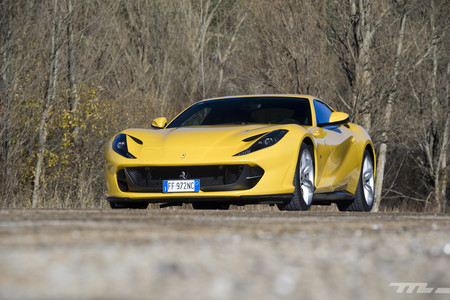 Ferrari 812 Superfast amarillo