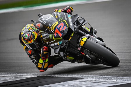 Marco Bezzecchi hace la pole con caída incluida y Fabio Quartararo toca fondo bajo la lluvia en Silverstone