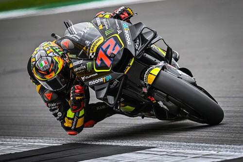 Marco Bezzecchi hace la pole con caída incluida y Fabio Quartararo toca fondo bajo la lluvia en Silverstone
