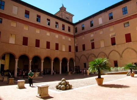 Patio de Armas Castillo Estense Ferrara
