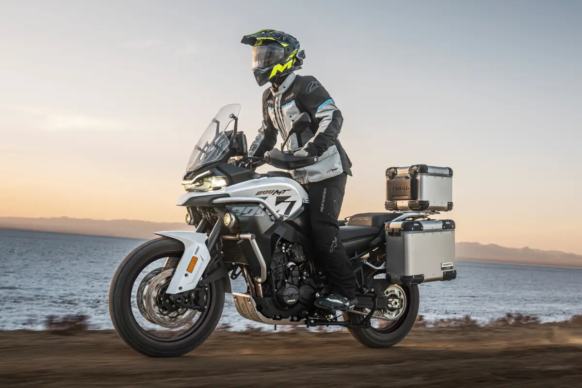 La 800MT-ES maintient le célèbre bicylindre en ligne de 799 cc, avec 91 ch de puissance et 75 Nm de couple, qui est associé à l'accélérateur électronique, à l'embrayage anti-rebond et à la boîte de vitesses avec quickshifter bidirectionnelle