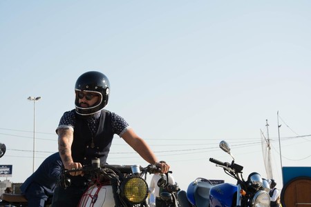 Equipamiento de verano en moto: todo lo que necesitas saber para ir bien protegido sin morir de calor