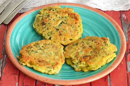 Tortitas de kale, queso gorgonzola y queso de cabra. Receta fácil