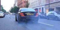Esto es un Mercedes-Benz C63 AMG quemando rueda en pleno Londres
