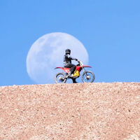 Hay algo que una moto de gasolina jamás podrá hacer, pero una eléctrica sí: llegar al volcán más alto del mundo. Pero no sirve de nada