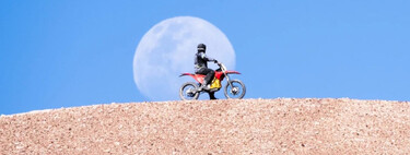 Hay algo que una moto de gasolina jamás podrá hacer, pero una eléctrica sí: llegar al volcán más alto del mundo. Pero no sirve de nada