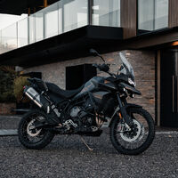 ¡Licencia para molar! La Triumph Tiger 900 es una moto a lo James Bond que estrena escape Arrow y asiento calefactable, por 18.800 euros 