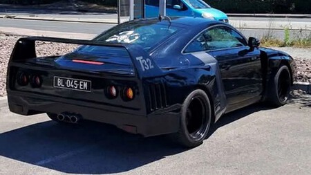 Essa estranha Ferrari F40 repousa sob a base técnica de um Audi TT de segunda geração. © Claudio Leone Facebook