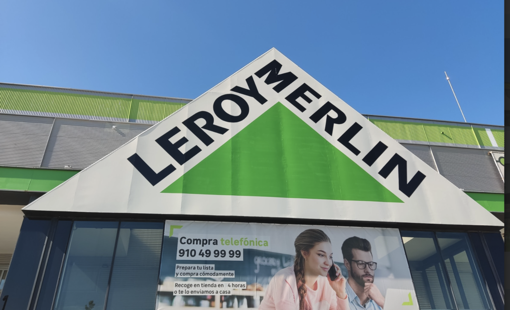 Adiós al sol en tu terraza o balcón: Leroy Merlin tiene este toldo barato que se instala sin obras ni taladros 