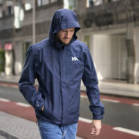 La chaqueta impermeable y cortavientos que necesitamos este otoño la tiene Helly Hansen a un precio tan rebajado que cuesta creerlo 