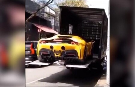 Cómo no bajar un Ferrari SF90 Stradale de cerca de medio millón de euros de un camión, en vídeo