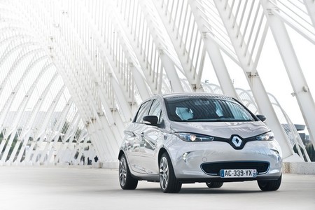 Renault ZOE blanco bajo umbráculo