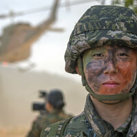 Cuando un joven de Corea del Sur se marcha a la mili, tiene una cara. Cuando vuelve lo hace con otra distinta, literalmente