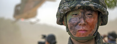 Cuando un joven de Corea del Sur se marcha a la mili, tiene una cara. Cuando vuelve lo hace con otra distinta, literalmente