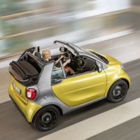 Los precios del smart fortwo cabrio demuestran que la tela es más cara que la chapa
