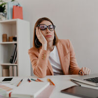 Las 15:00, la hora en la que tu cerebro decide rendirse al cansancio, aunque puedes prevenirlo un poco