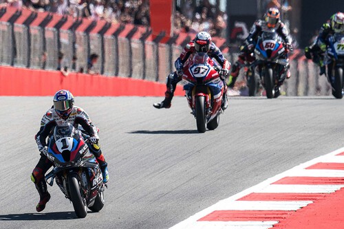 Toprak Razgatlioglu repite triplete en Portimao contra Ducati y Álvaro Bautista se abona al podio el domingo