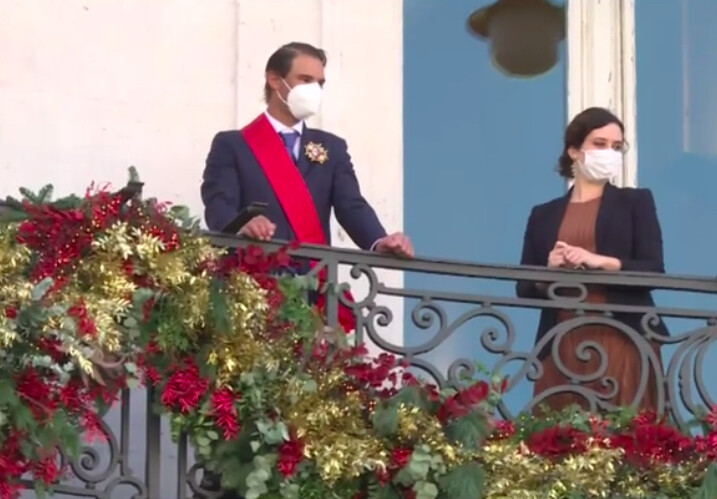Rafa Nadal recibe la Gran Cruz de la Orden del Dos de Mayo de la Comunidad de Madrid y se baja la mascarilla para mostrar su felicidad
