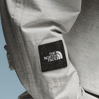 The North Face rebaja más de 100 euros la chaqueta de entretiempo más versátil para la primavera que va a arrasar  