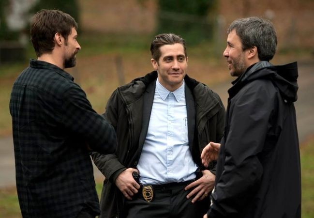 Jake Gyllenhaal habla con Hugh Jackman y Denis Villenueve en el rodaje de Prisioneros