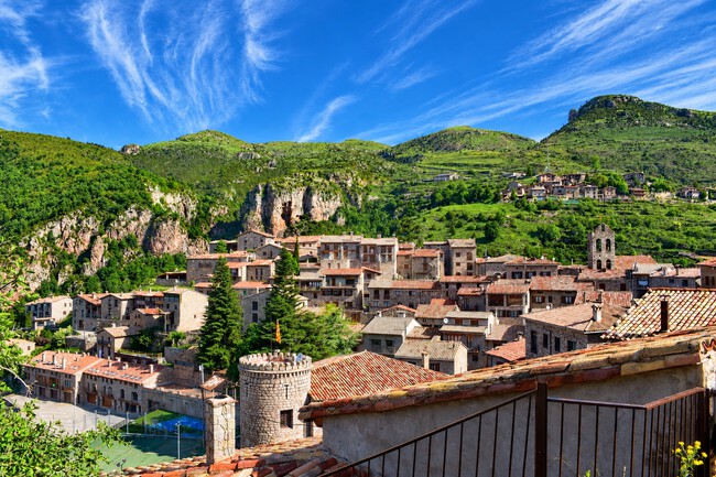 Viajes Turismo Espana Escapadas Pueblo Medieval Bonito Sin Turistas Montana Otono Autentico Tradicional